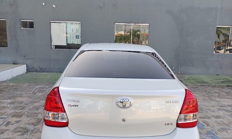 Toyota Etios Sedan 2...