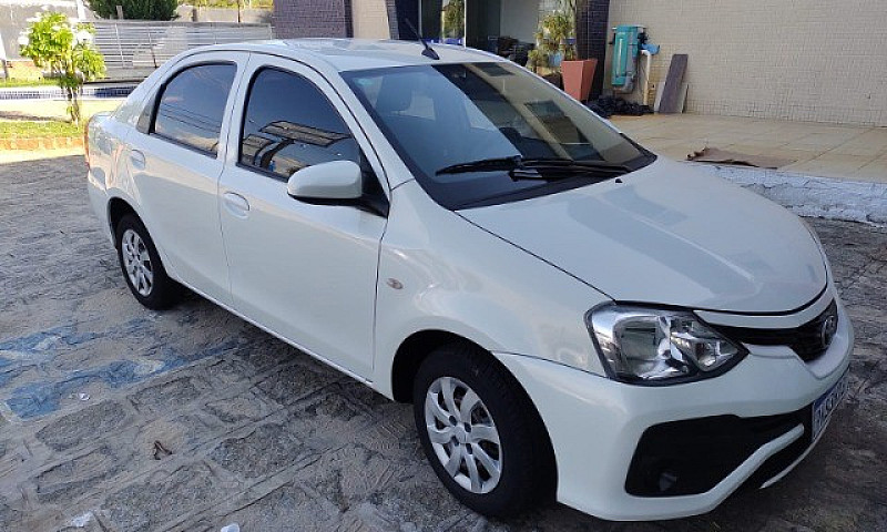 Toyota Etios Sedan 2...