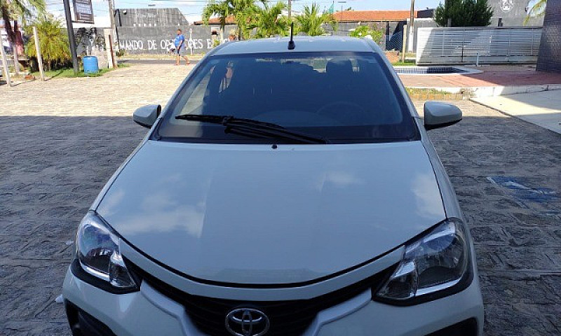 Toyota Etios Sedan 2...