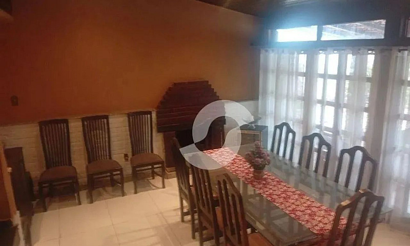 Casa Com Área De Laz...