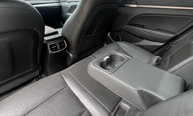 Hyundai Elantra Spec...