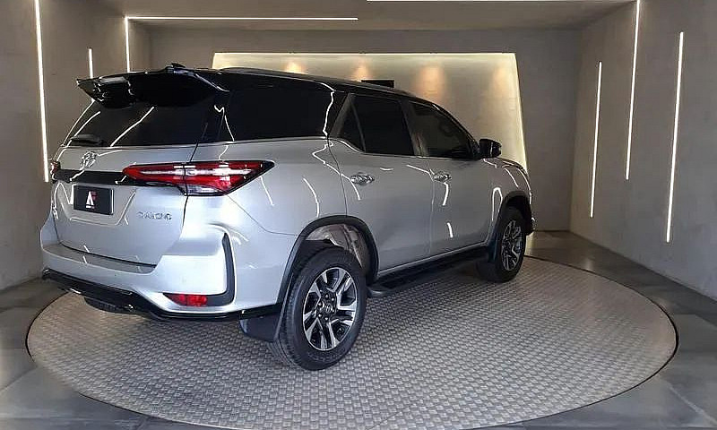 Toyota Hilux 4X2 2.8...