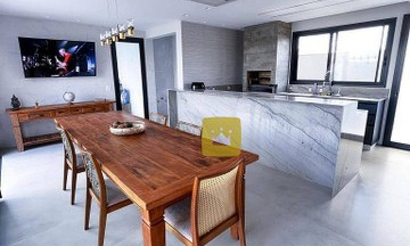 Casa Com 4 Dormitóri...