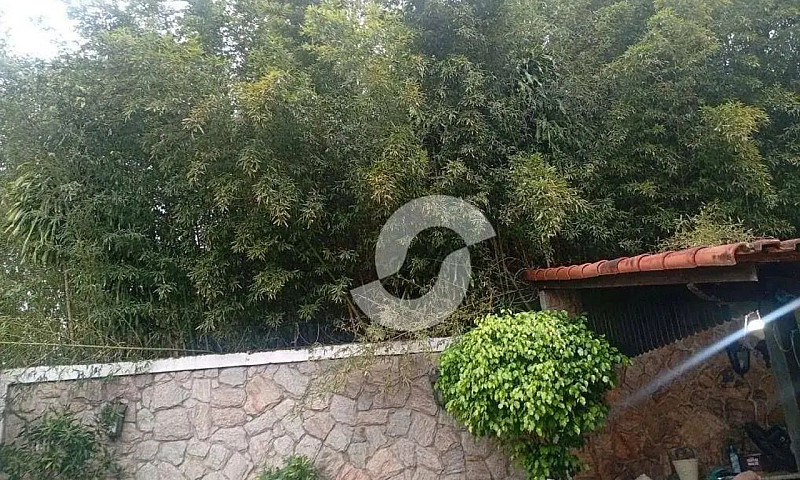 Casa Com Área De Laz...