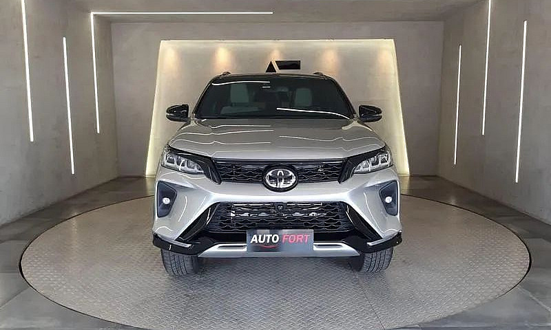 Toyota Hilux 4X2 2.8...