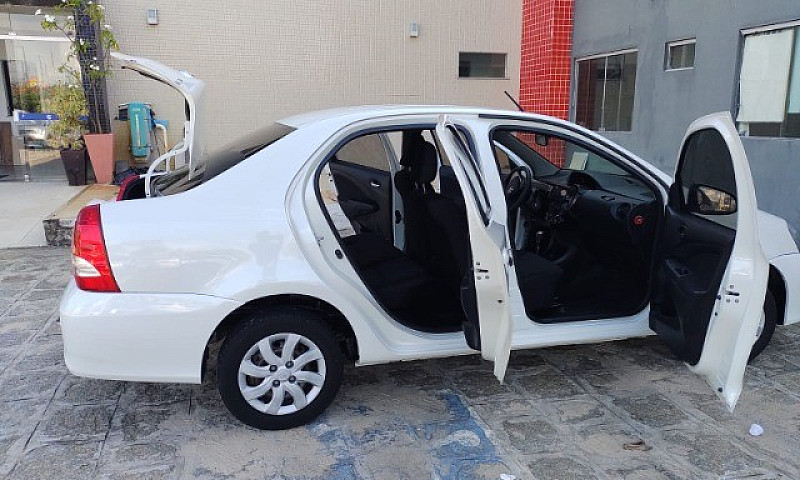 Toyota Etios Sedan 2...