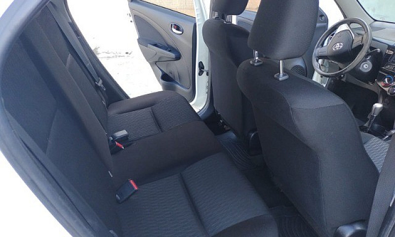 Toyota Etios Sedan 2...
