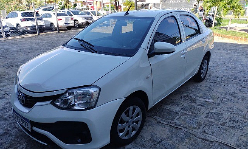 Toyota Etios Sedan 2...