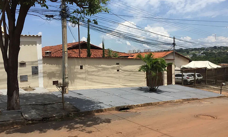 Aluga-Se Casa Térrea...