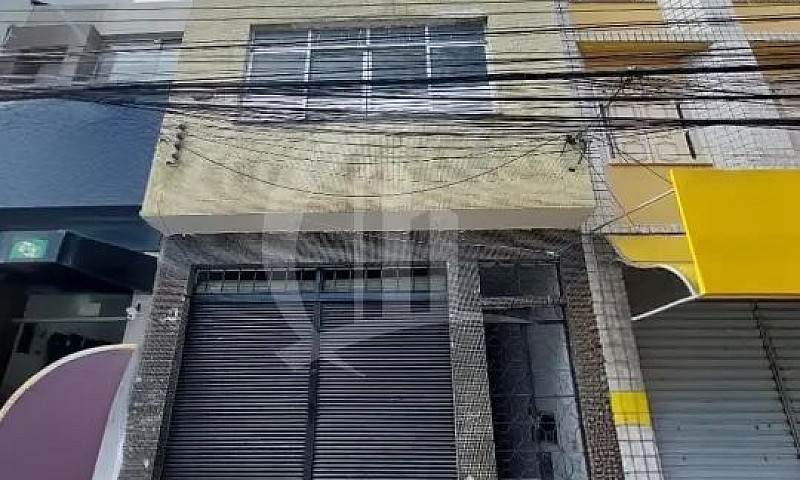 Casa Comercial De 23...