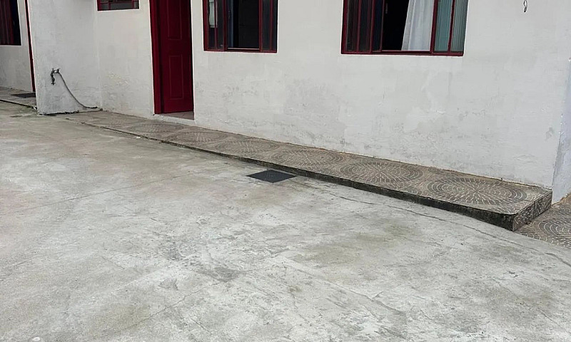 Alugo Casa De Um Qua...