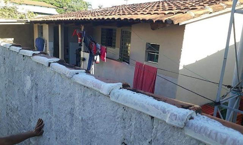 Lote Com Duas Casas...