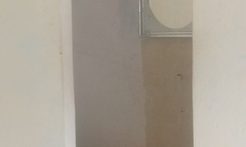 Aluga-Se Uma Kitnet!...