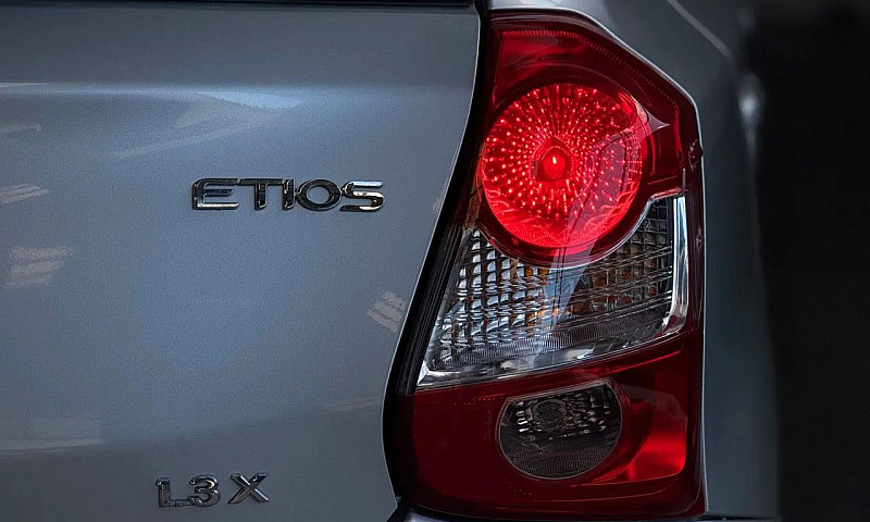 Toyota Etios X 1.3 F...