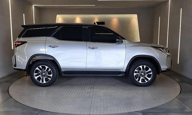 Toyota Hilux 4X2 2.8...