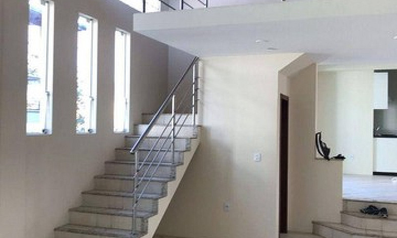 Casa Com 4 Dormitóri...