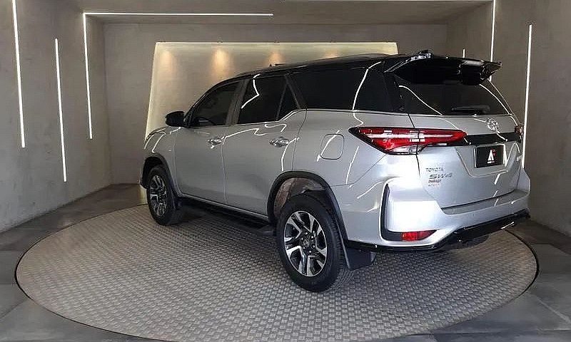 Toyota Hilux 4X2 2.8...