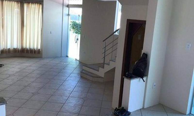 Casa Com 4 Dormitóri...