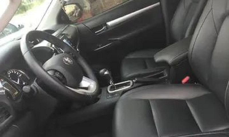 Toyota Hilux Srv 2.8...