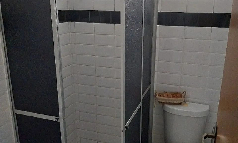 Apto Com 2/4  R$- 2....