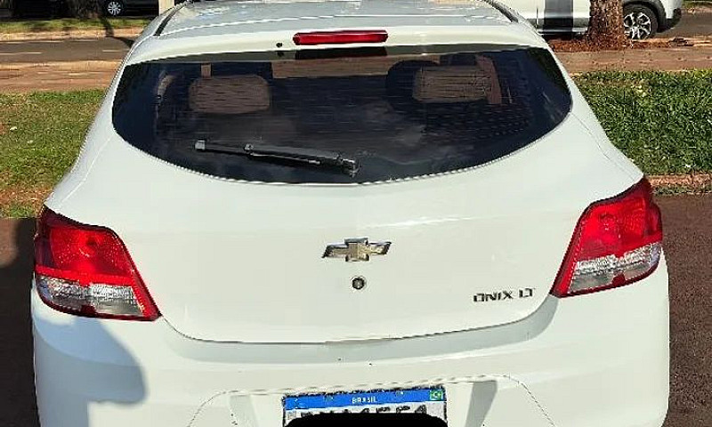 Chevrolet Onix Hatch...