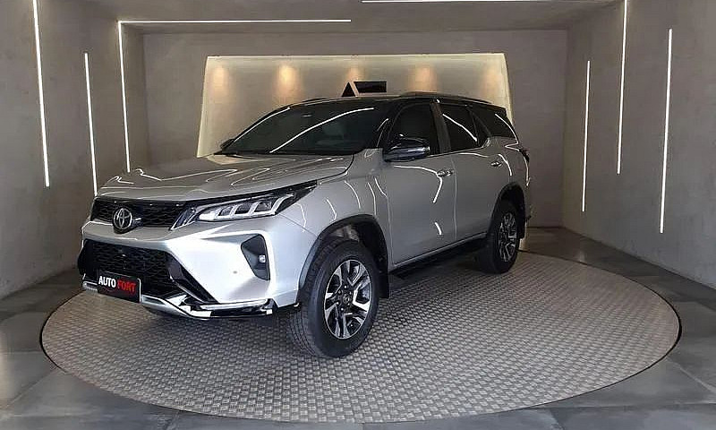 Toyota Hilux 4X2 2.8...