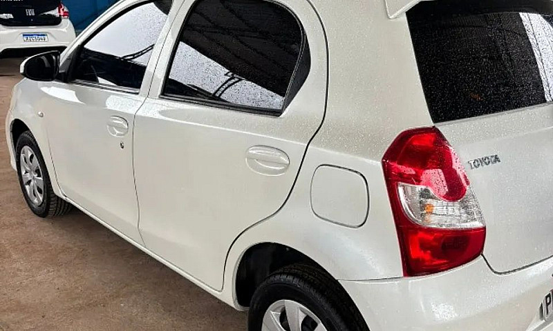 Toyota Etios X 1.3 F...