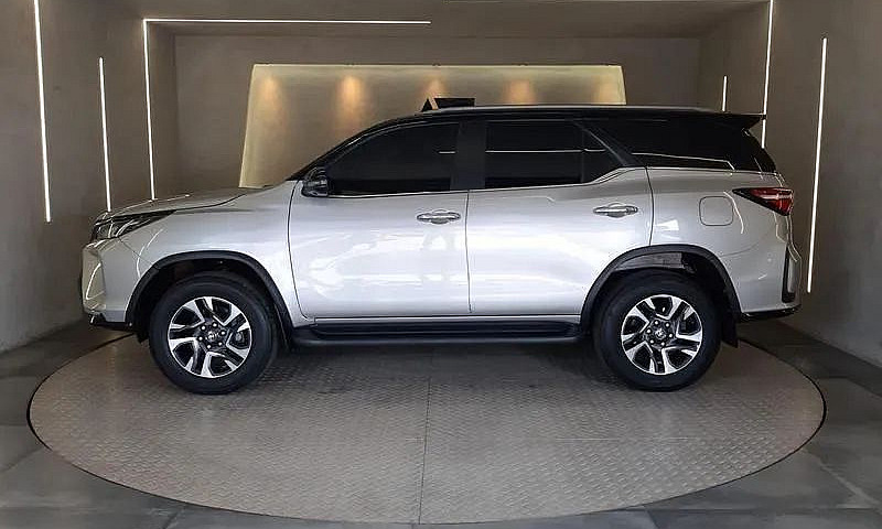 Toyota Hilux 4X2 2.8...