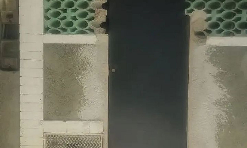 Casa Com Um Quarto E...