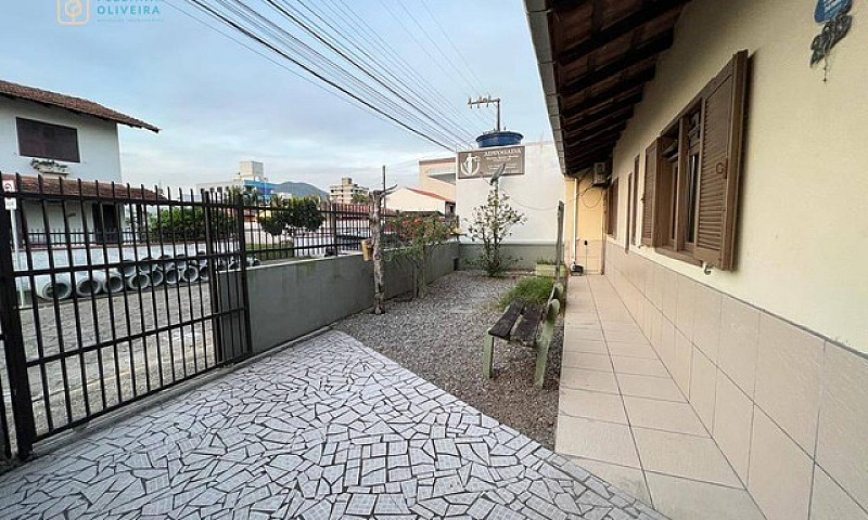 Casa Com 2 Dormitóri...
