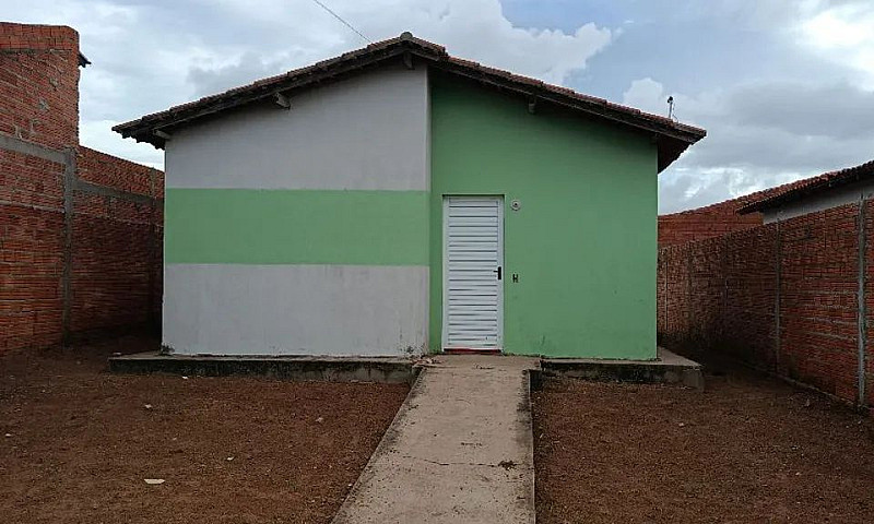 Vende-Se Casa Em Por...