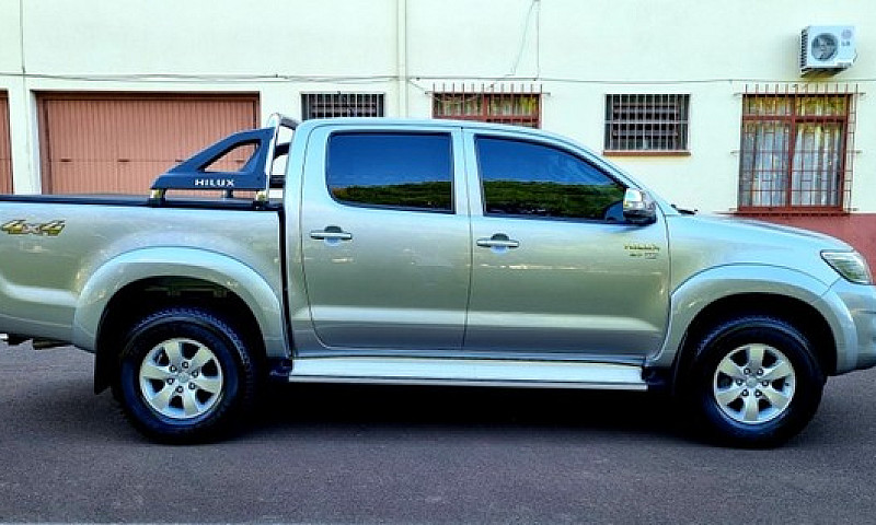 Toyota Hilux Srv 4X4...