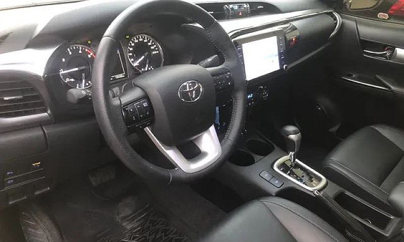 Toyota Hilux Srv 2.8...