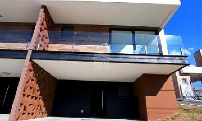 Casa Em Condomínio...