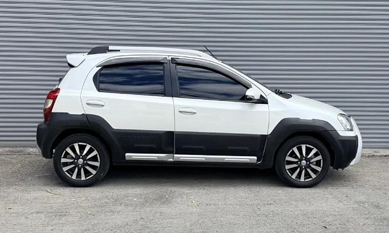 Toyota Etios Cross 1...