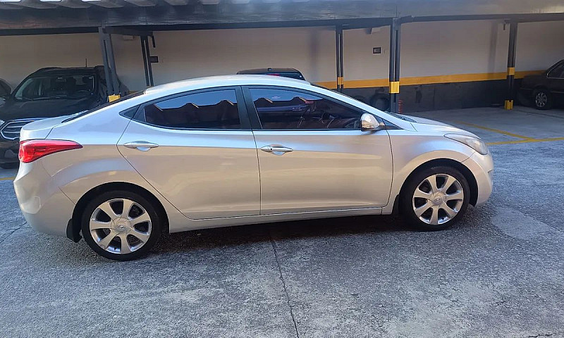 Hyundai Elantra 2012...