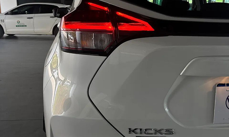 Nissan Kicks Play Se...