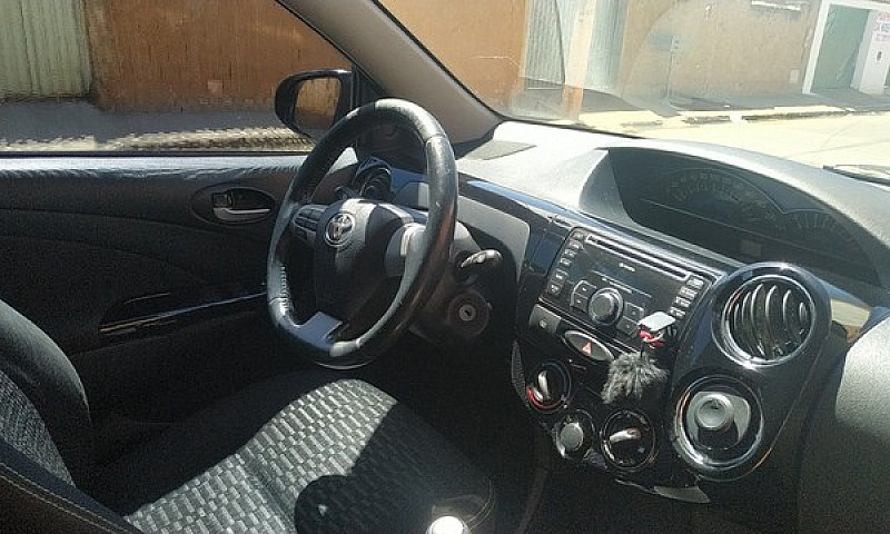 Toyota Etios Cross 1...