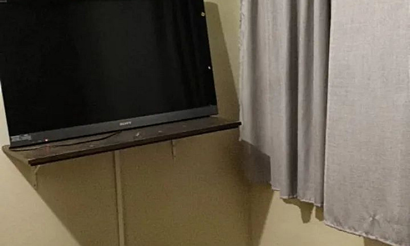 Aluga Se Quarto Para...