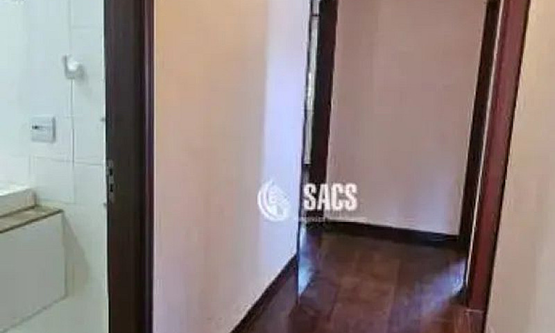 Casa Com 4 Dormitóri...