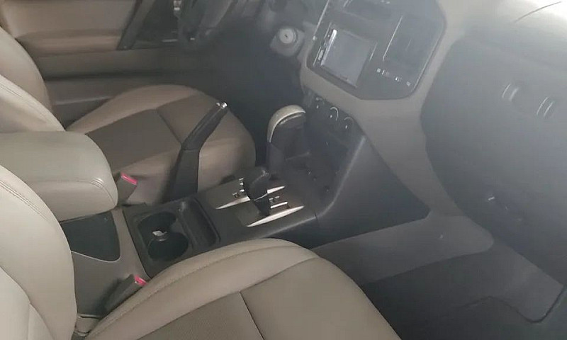 Mitsubishi Pajero Fu...