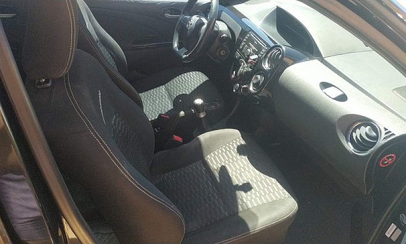 Toyota Etios Cross 1...