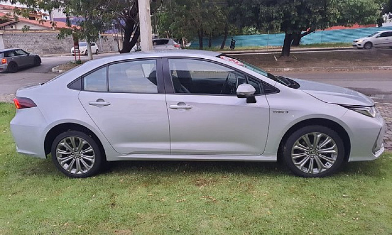 Corolla Altis Híbrid...