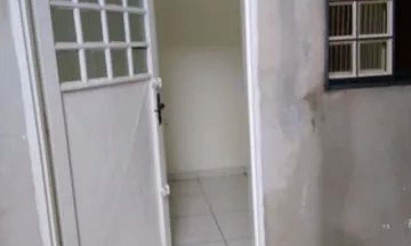 Alugo Casa De Fundo ...
