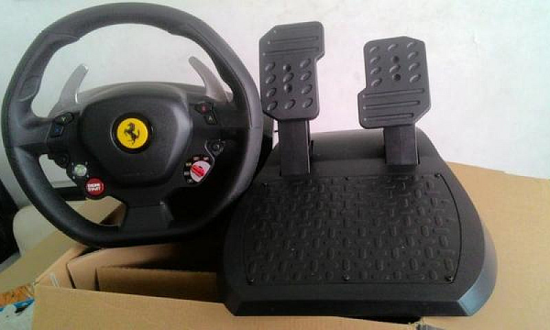 Volante Thrustmaster...