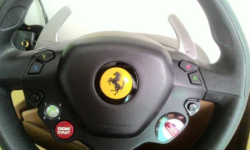 Volante Thrustmaster...