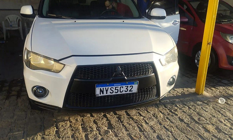 Mitsubishi Outlander...