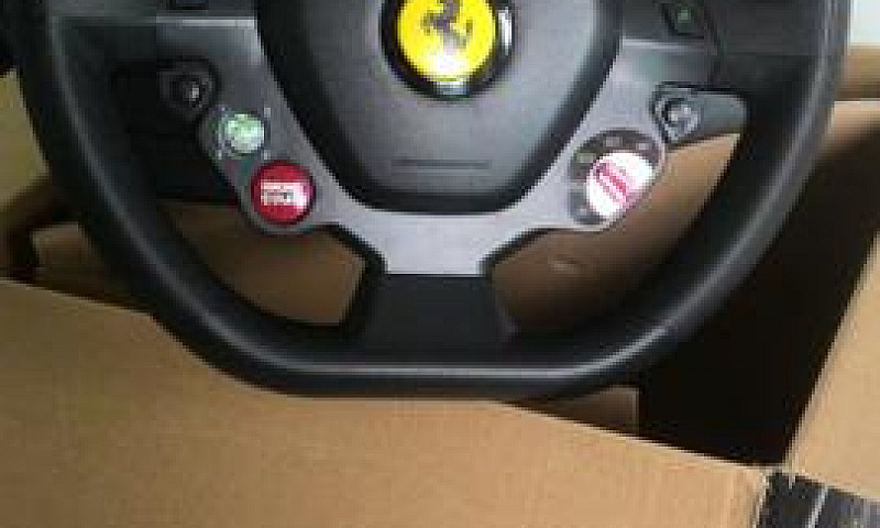 Volante Thrustmaster...