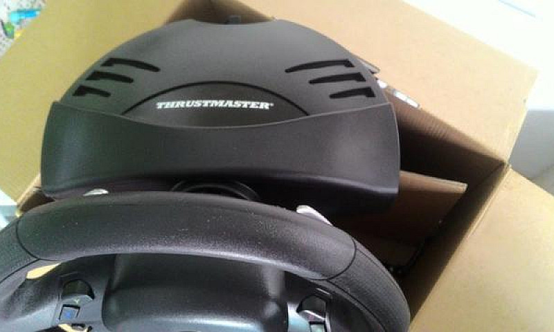 Volante Thrustmaster...