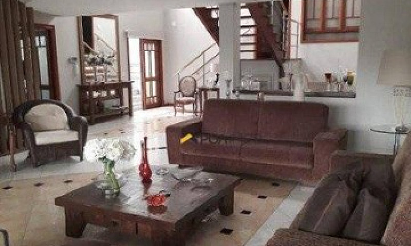 Casa Com 4 Dormitóri...